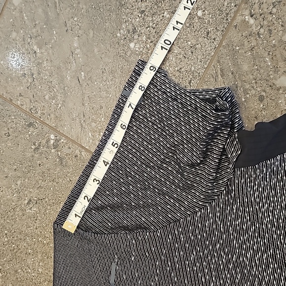 Nike Dri-Fit athletic t-shirt with pocket on the back. Size L - Picture 7 of 10